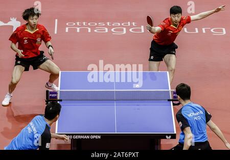 Magdeburg, Germania. 30th Gen 2020. LIN Gaoyuan (L, TOP)/ma Long (R, TOP) della Cina competono durante il doppio round maschile di 16 partite contro ho Kwan Kit (R, Bottom)/Lam Siu Hang (L, Bottom) di Hong Kong in Cina al 2020 ITTF World Tour Platinum German Open a Magdeburg, Germania, il 30 gennaio 2020. Credito: Zhang Ping/Xinhua/Alamy Live News Foto Stock