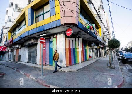 Città Di Gaza, Palestina. 30th Gen 2020. Un uomo palestinese passa davanti a negozi chiusi durante lo sciopero generale per protestare contro il piano di pace degli Stati Uniti a Gaza. Credit: Sopa Images Limited/Alamy Live News Foto Stock