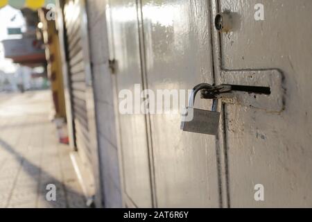 Città Di Gaza, Palestina. 30th Gen 2020. Una visione di un negozio chiuso durante lo sciopero generale per protestare contro il piano di pace degli Stati Uniti a Gaza City. Credit: Sopa Images Limited/Alamy Live News Foto Stock