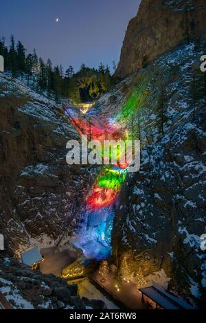 Seven Falls al Broadmoor Hotel di Colorado Springs, Colorado, è una popolare attrazione natalizia conosciuta per il suo splendido paesaggio e lo spettacolo di luci festive. Foto Stock