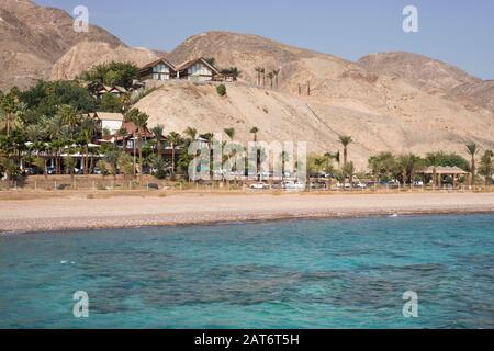 Eilat Mountains e il Mar Rosso a Coral Beach a Eilat, sul Golfo di Aqaba, Israele Foto Stock