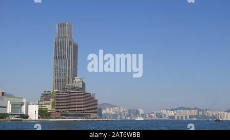 Hong Kong, Asia orientale - 22 novembre 2019: Vista dell'alto grattacielo di Hong Kong contro il cielo blu di novembre Foto Stock