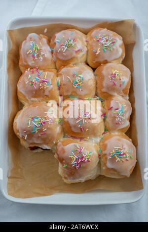 Ciambelle in polvere di zucchero di Carnevale con streamer di carta Foto Stock