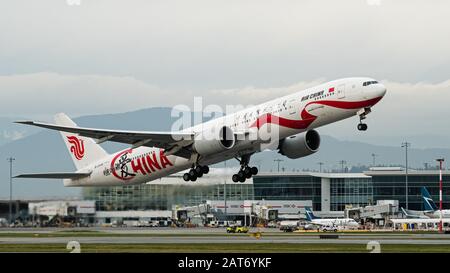 Richmond, British Columbia, Canada. 30th Gen 2020. Un Boeing 777-300ER Air China (B-2006) Jet Airliner a fusoliera larga, dipinto in speciale livrea "Love China", parte dall'aeroporto internazionale di Vancouver con un volo da Vancouver a Pechino, giovedì 30 gennaio 2020. Credito: Bayne Stanley/Zuma Wire/Alamy Live News Foto Stock