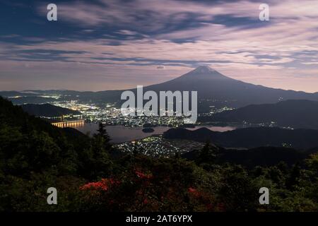 Mt. Fuji sul Lago Kawaguchi dal Passo di Shindo Foto Stock