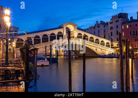 Illuminato Ponte di Rialto a Venezia di notte Foto Stock