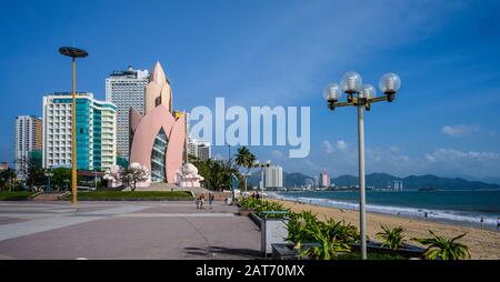 L'edificio a forma di loto è un punto di riferimento della città di Nha Trang in Vietnam. Giornata Di Sole Chiara 13 Gennaio 2020 Foto Stock