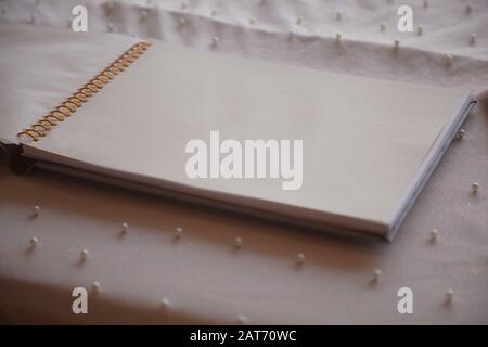 Pagina Del Libro Degli Ospiti Per Matrimoni Vuota Sulla Reception. Accessori Per Matrimoni, Ricevimento Per Matrimoni, Organizzazione E Pianificazione Di Eventi, Auguri, M. Foto Stock