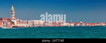 Panorama della linea costiera del Canal Grande con molte case colorate, Palazzo Ducale e Piazza San Marko a Venezia, Italia Foto Stock