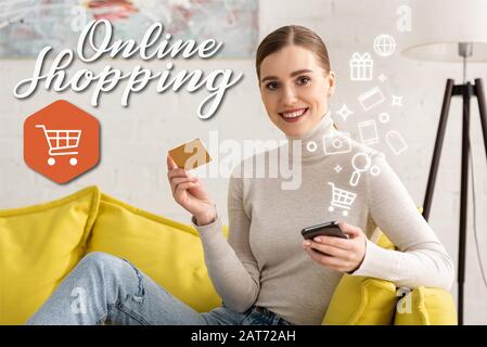 Donna sorridente che guarda la fotocamera mentre tiene lo smartphone e credito vicino a illustrazione, concetto di shopping online Foto Stock