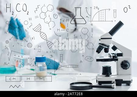 messa a fuoco selettiva del microscopio e della lente di ingrandimento con illustrazione delle formule Foto Stock