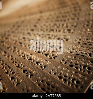 Un ventilatore di legno da vicino. Ventola pieghevole in legno. Ventilatore orientale. Foto Stock