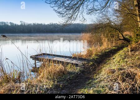 Una fredda e soleggiata mattinata invernale su Coate Water a Swindon. Foto Stock