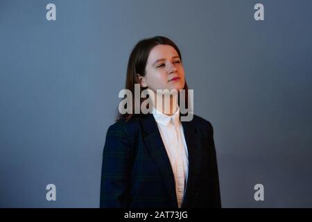 Espressione positiva del volto di businesswoman sicura e determinata. Sviluppo personale e concetto di motivazione. Foto Stock