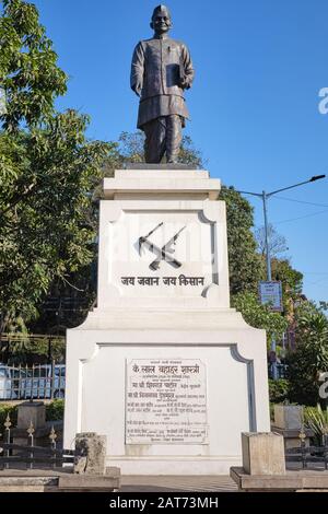 Una statua dell'ex primo Ministro indiano Lal Bahadur Shastri al Regal Circle, Colaba, Mumbai, India Foto Stock