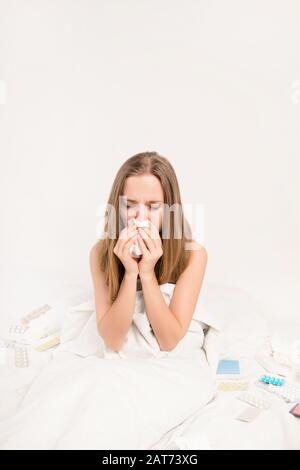 Primo piano ritratto di donna malata con febbre e naso che corre Foto Stock