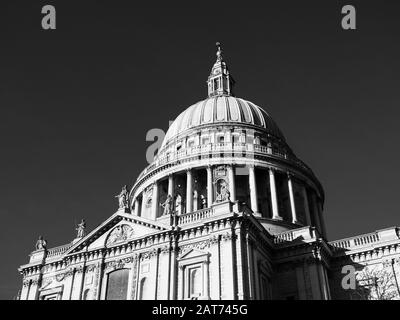 Paesaggio bianco e nero della Cattedrale di St Pauls, City of London, England, UK, GB. Foto Stock