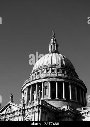 Paesaggio bianco e nero della Cattedrale di St Pauls, City of London, England, UK, GB. Foto Stock