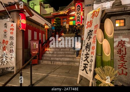 Tokyo, giappone - 02 gennaio 2020: Tempio buddista Tokudaiji nella strada Ameyoko di Tokyo di notte. Foto Stock