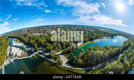 Vista grandangolare di Lech con Hochablass, Kuhsee, Eiskanal e la foresta di Augsburg Foto Stock
