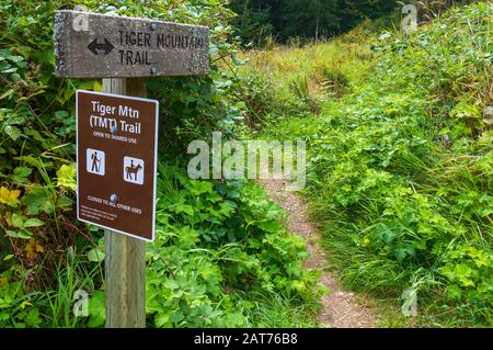 Un cartello sul sentiero nella Tiger Mountain state Forest, Washington, Stati Uniti Foto Stock