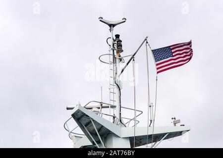 Antenne e bandiera in cima a una moderna nave traghetto Foto Stock