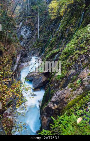 Montagna autunno Wimbachklamm gola e Wimbach ruscello con percorso in legno, Berchtesgaden parco nazionale, Alpi, Baviera, Germania. Pittoresca traversa Foto Stock