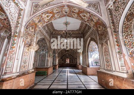 Esempi di arte e architettura islamica nella moschea di Mahabat Khan a Peshawar, Khiber Pakhtunkhwa, Pakistan Foto Stock