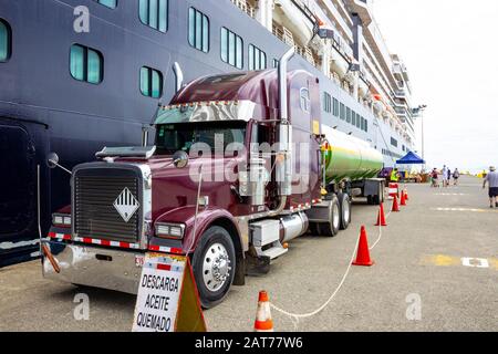 Puerto Limon, Costa Rica - 9 dicembre 2019: La cisterna camion rifornimento di una nave da crociera Holland America nave da crociera Eurodam ormeggiata a Puerto Limon in C. Foto Stock