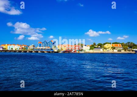 Willemstad, Curacao, Paesi Bassi - Specifici edifici colorati a street in Curacao Foto Stock