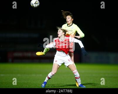 Borehamwood, INGHILTERRA - 29 GENNAIO: L-R Vivianne Miedema di Arsenal e Caroline Weir di Manchester City WFC durante la Coppa continentale semi-finale partita tra le donne Arsenal e Manchester City Women al Meadow Park Stadium il 29 gennaio 2020 a Borehamwood, Inghilterra. (Foto di AFS/Espa-Images) Foto Stock