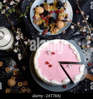 torta di ciliegie su sfondo nero tra gli ingredienti, vista dall'alto Foto Stock