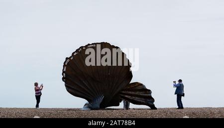 Turisti che fotografano la scultura dello Scaloppo di Maggi Hambling. Aldeburgh, Suffolk. REGNO UNITO Foto Stock