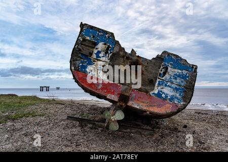 Imbarcazione abbandonata sulla spiaggia di Sizewell. Suffolk. REGNO UNITO Foto Stock