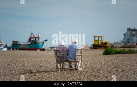 Le coppie anziane godono della vista sulla spiaggia di Aldeburgh. Aldeburgh, Suffolk Regno Unito Foto Stock