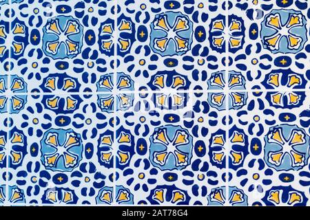 Mosaico di piastrelle tradizionali del Portogallo (azulejo) nei colori blu, giallo e bianco Foto Stock