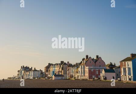 Edifici sul percorso Crag di fronte alla spiaggia di Aldeburgh. Aldeburgh, Suffolk Foto Stock