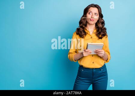 Ritratto di lei bella bella bella bella bella ragazza girlish ondeggiante-capelli creare note che tengono matita come baffi isolato su brillante brillante brillante luce brillante Foto Stock