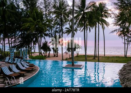 Resort di lusso al tramonto Khao Lak Thailandia Foto Stock