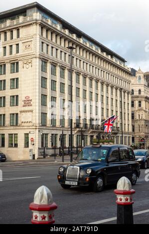 Il Crowne Plaza Hotel - The City in New Bridge Street e taxi classico nero a Londra nel Regno Unito a partire dal 2020 Foto Stock