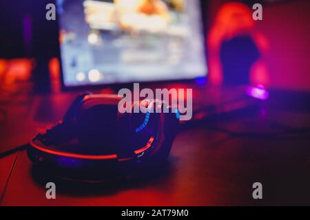 Cuffie retroilluminate per video gamer computer esports in internet cafe Foto Stock