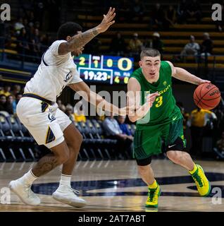 Berkeley, CA, Stati Uniti, 30th Gen, 2020. A. Oregon Ducks guardia Payton Pritchard (3) guida al cerchio durante il NCAA Men's Basketball gioco tra Oregon Ducks e California Golden Bears 77-72 vincere al padiglione Hass Berkeley Calif. Thurman James/CSM/Alamy Live News Foto Stock