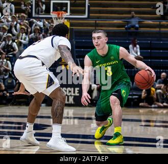 Berkeley, CA, Stati Uniti, 30th Gen, 2020. A. Oregon Ducks guardia Payton Pritchard (3) sembra passare la palla durante il NCAA Men's Basketball gioco tra Oregon Ducks e California Golden Bears 77-72 vincere al padiglione Hass Berkeley Calif. Thurman James/CSM/Alamy Live News Foto Stock