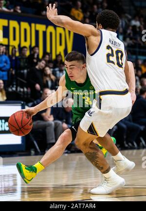 Berkeley, CA, Stati Uniti, 30th Gen, 2020. A. Oregon Ducks guardia Payton Pritchard (3) guida al cerchio durante il NCAA Men's Basketball gioco tra Oregon Ducks e California Golden Bears 77-72 vincere al padiglione Hass Berkeley Calif. Thurman James/CSM/Alamy Live News Foto Stock