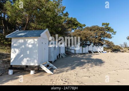 Cabine bianche sulla spiaggia di Sableaux a Noirmoutier en l'île (Vendee, Francia) Foto Stock