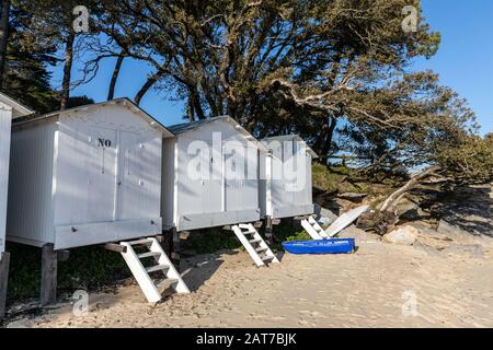 Cabine bianche sulla spiaggia di Sableaux a Noirmoutier en l'île (Vendee, Francia) Foto Stock