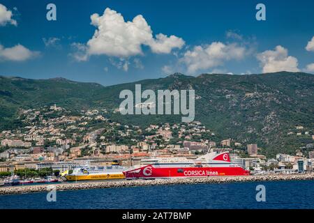 La sig.ra Pascal Paoli e la sig.ra Corsica Marina seconda traghetti ormeggiati a Nouveau Port, Serra di Pignu in dist, a Bastia, Haute-Corse, Corsica, Francia Foto Stock