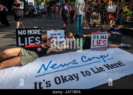 Sydney, NSW, Australia 31 gennaio 2020: Centinaia di attivisti del clima si trovano di fronte a News Corp Australia che chiama i murdoch press liers. Foto Stock