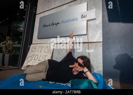 Sydney, NSW, Australia 31 gennaio 2020: Centinaia di attivisti del clima si trovano di fronte a News Corp Australia che chiama i murdoch press liers. Foto Stock