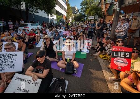 Sydney, NSW, Australia 31 gennaio 2020: Centinaia di attivisti del clima si trovano di fronte a News Corp Australia che chiama i murdoch press liers. Foto Stock